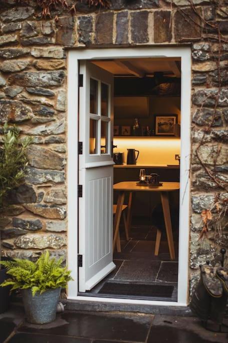 River Cottage, A Luxurious And Cosy Riverside Cottage For Two Welshpool Extérieur photo